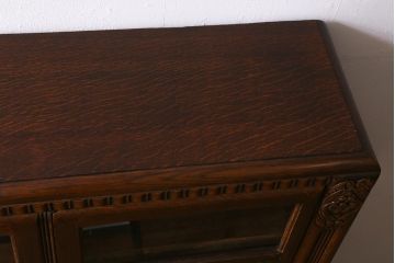 アンティーク家具　イギリスアンティーク　オーク材製　彫りの意匠が優雅な空間を演出するブックケース(本箱、収納棚、キャビネット、書庫)(R-043061)