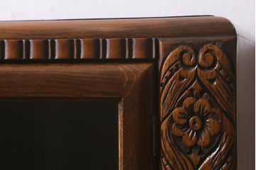 アンティーク家具　イギリスアンティーク　オーク材製　彫りの意匠が優雅な空間を演出するブックケース(本箱、収納棚、キャビネット、書庫)(R-043061)