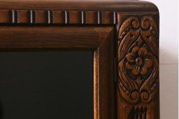 アンティーク家具　イギリスアンティーク　オーク材製　彫りの意匠が優雅な空間を演出するブックケース(本箱、収納棚、キャビネット、書庫)(R-043061)