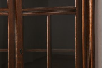 アンティーク家具　イギリスアンティーク　オーク材製　彫りの意匠が優雅な空間を演出するブックケース(本箱、収納棚、キャビネット、書庫)(R-043061)