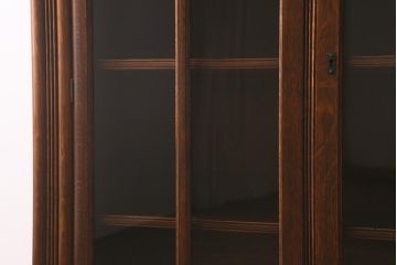 アンティーク家具　イギリスアンティーク　オーク材製　彫りの意匠が優雅な空間を演出するブックケース(本箱、収納棚、キャビネット、書庫)(R-043061)