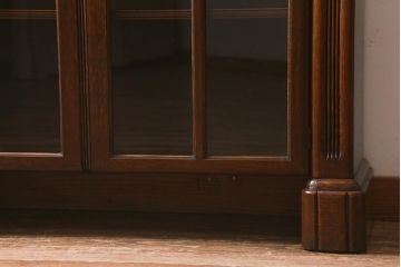 アンティーク家具　イギリスアンティーク　オーク材製　彫りの意匠が優雅な空間を演出するブックケース(本箱、収納棚、キャビネット、書庫)(R-043061)