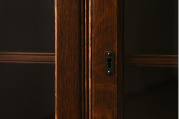 アンティーク家具　イギリスアンティーク　オーク材製　彫りの意匠が優雅な空間を演出するブックケース(本箱、収納棚、キャビネット、書庫)(R-043061)