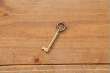 アンティーク家具　イギリスアンティーク　オーク材製　彫りの意匠が優雅な空間を演出するブックケース(本箱、収納棚、キャビネット、書庫)(R-043061)