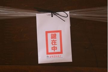 アンティーク家具　イギリスアンティーク　オーク材製　彫りの意匠が優雅な空間を演出するブックケース(本箱、収納棚、キャビネット、書庫)(R-043061)