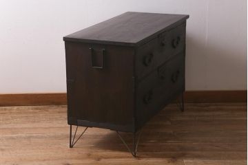 アンティーク家具　明治大正期　天板リメイク　鉄脚付き　木瓜(もっこう)引手が目を引く時代箪笥ローチェスト(ローボード、引き出し、衣装箪笥、タンス)(R-043063)