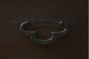 アンティーク家具　明治大正期　天板リメイク　鉄脚付き　木瓜(もっこう)引手が目を引く時代箪笥ローチェスト(ローボード、引き出し、衣装箪笥、タンス)(R-043063)