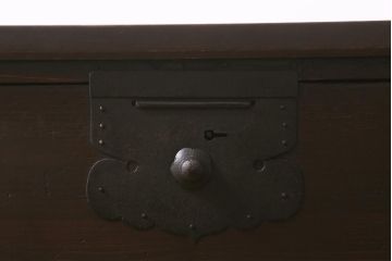 アンティーク家具　明治大正期　天板リメイク　鉄脚付き　木瓜(もっこう)引手が目を引く時代箪笥ローチェスト(ローボード、引き出し、衣装箪笥、タンス)(R-043063)