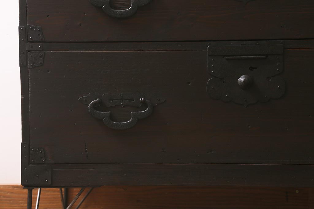 アンティーク家具　明治大正期　天板リメイク　鉄脚付き　木瓜(もっこう)引手が目を引く時代箪笥ローチェスト(ローボード、引き出し、衣装箪笥、タンス)(R-043063)