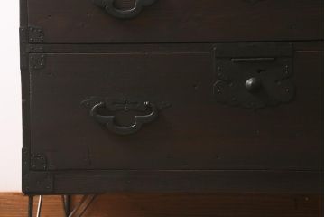 アンティーク家具　明治大正期　天板リメイク　鉄脚付き　木瓜(もっこう)引手が目を引く時代箪笥ローチェスト(ローボード、引き出し、衣装箪笥、タンス)(R-043063)