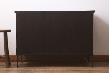 アンティーク家具　明治大正期　天板リメイク　鉄脚付き　木瓜(もっこう)引手が目を引く時代箪笥ローチェスト(ローボード、引き出し、衣装箪笥、タンス)(R-043063)