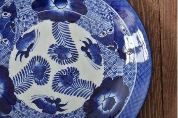 アンティーク雑貨　明治期　伊万里焼　ベロ藍　花蝶図染付　一尺一寸大皿(R-043064)