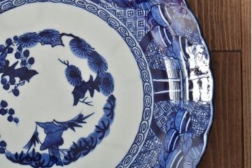 アンティーク雑貨　明治期　伊万里焼　ベロ藍　牡丹図　松竹梅見込み染付　一尺三寸大皿(R-043069)