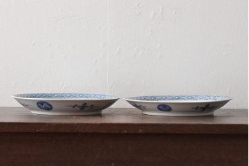 アンティーク雑貨　明治期　楼閣・山水・人物図　染付　八寸皿2枚セット(中皿、伊万里)(R-043070)