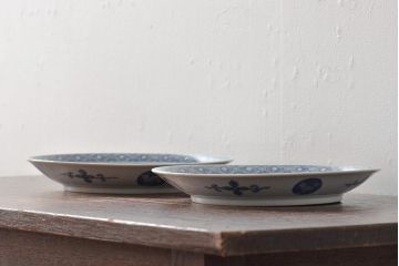 アンティーク雑貨　明治期　楼閣・山水・人物図　染付　八寸皿2枚セット(中皿、伊万里)(R-043070)