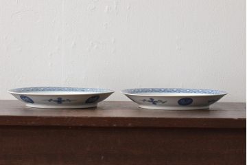 アンティーク雑貨　明治期　楼閣・山水・人物図　染付　八寸皿2枚セット(中皿、伊万里)(R-043083)