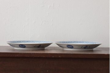 アンティーク雑貨　明治期　楼閣・山水・人物図　染付　八寸皿2枚セット(中皿、伊万里)(R-043084)