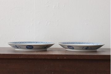 アンティーク雑貨　明治期　楼閣・山水・人物図　染付　八寸皿2枚セット(中皿、伊万里)(R-043085)