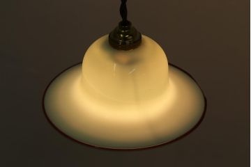 ヴィンテージ照明　イギリスビンテージ　赤縁　ミルクガラス　被せガラスがおしゃれなペンダントライト(ランプシェード、天井照明)(R-043115)