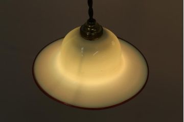 ヴィンテージ照明　イギリスビンテージ　赤縁　ミルクガラス　被せガラスがおしゃれなペンダントライト(ランプシェード、天井照明)(R-043116)