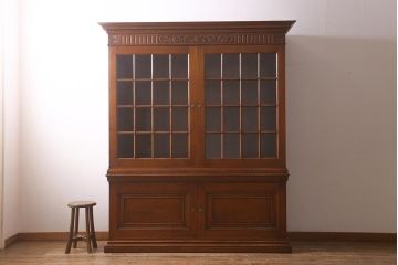中古　オランダ　CHARM CLASSIC(チャームクラシック)　ナラ材　アンティークテイストなキャビネット(食器棚、飾り棚、収納棚)(定価約120万円)(R-043125)
