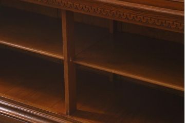 中古　オランダ　CHARM CLASSIC(チャームクラシック)　ナラ材　アンティークテイストなキャビネット(食器棚、飾り棚、収納棚)(定価約120万円)(R-043125)