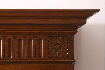 中古　オランダ　CHARM CLASSIC(チャームクラシック)　ナラ材　アンティークテイストなキャビネット(食器棚、飾り棚、収納棚)(定価約120万円)(R-043125)