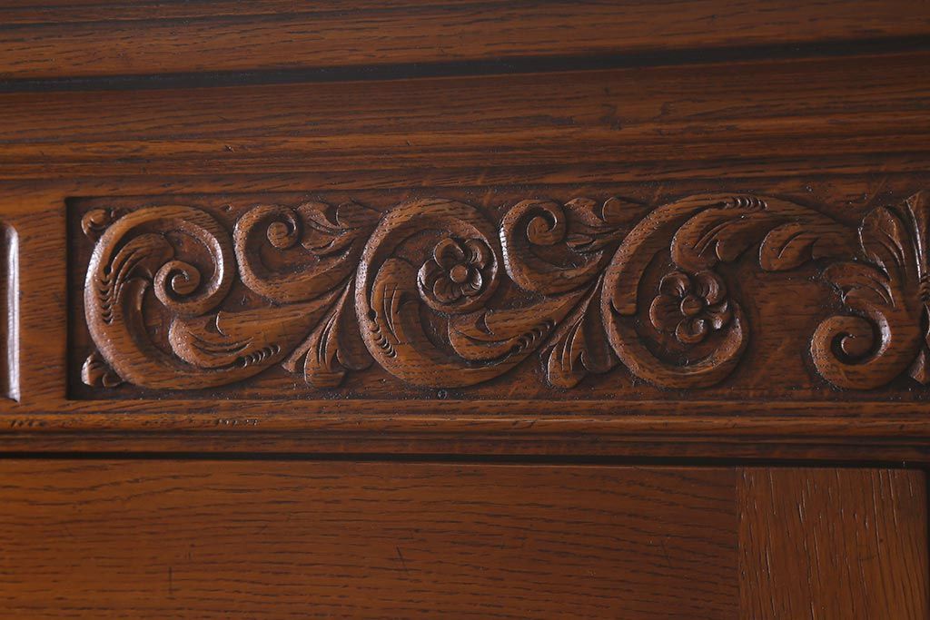 中古　オランダ　CHARM CLASSIC(チャームクラシック)　ナラ材　アンティークテイストなキャビネット(食器棚、飾り棚、収納棚)(定価約120万円)(R-043125)