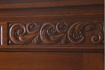 中古　オランダ　CHARM CLASSIC(チャームクラシック)　ナラ材　アンティークテイストなキャビネット(食器棚、飾り棚、収納棚)(定価約120万円)(R-043125)