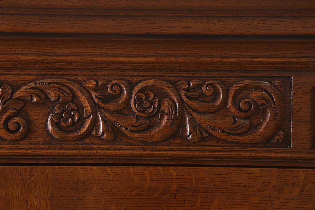 中古　オランダ　CHARM CLASSIC(チャームクラシック)　ナラ材　アンティークテイストなキャビネット(食器棚、飾り棚、収納棚)(定価約120万円)(R-043125)