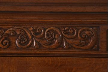 中古　オランダ　CHARM CLASSIC(チャームクラシック)　ナラ材　アンティークテイストなキャビネット(食器棚、飾り棚、収納棚)(定価約120万円)(R-043125)