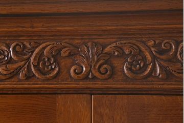 中古　オランダ　CHARM CLASSIC(チャームクラシック)　ナラ材　アンティークテイストなキャビネット(食器棚、飾り棚、収納棚)(定価約120万円)(R-043125)