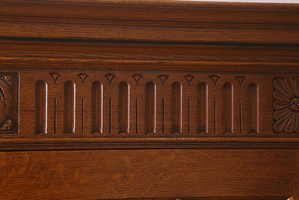 中古　オランダ　CHARM CLASSIC(チャームクラシック)　ナラ材　アンティークテイストなキャビネット(食器棚、飾り棚、収納棚)(定価約120万円)(R-043125)