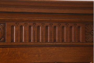 中古　オランダ　CHARM CLASSIC(チャームクラシック)　ナラ材　アンティークテイストなキャビネット(食器棚、飾り棚、収納棚)(定価約120万円)(R-043125)