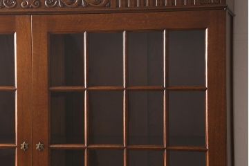 中古　オランダ　CHARM CLASSIC(チャームクラシック)　ナラ材　アンティークテイストなキャビネット(食器棚、飾り棚、収納棚)(定価約120万円)(R-043125)