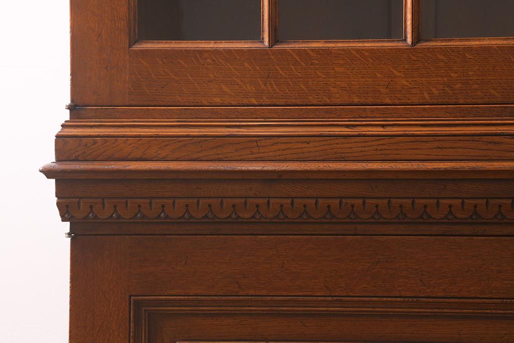 中古　オランダ　CHARM CLASSIC(チャームクラシック)　ナラ材　アンティークテイストなキャビネット(食器棚、飾り棚、収納棚)(定価約120万円)(R-043125)