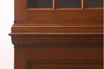 中古　オランダ　CHARM CLASSIC(チャームクラシック)　ナラ材　アンティークテイストなキャビネット(食器棚、飾り棚、収納棚)(定価約120万円)(R-043125)