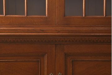 中古　オランダ　CHARM CLASSIC(チャームクラシック)　ナラ材　アンティークテイストなキャビネット(食器棚、飾り棚、収納棚)(定価約120万円)(R-043125)