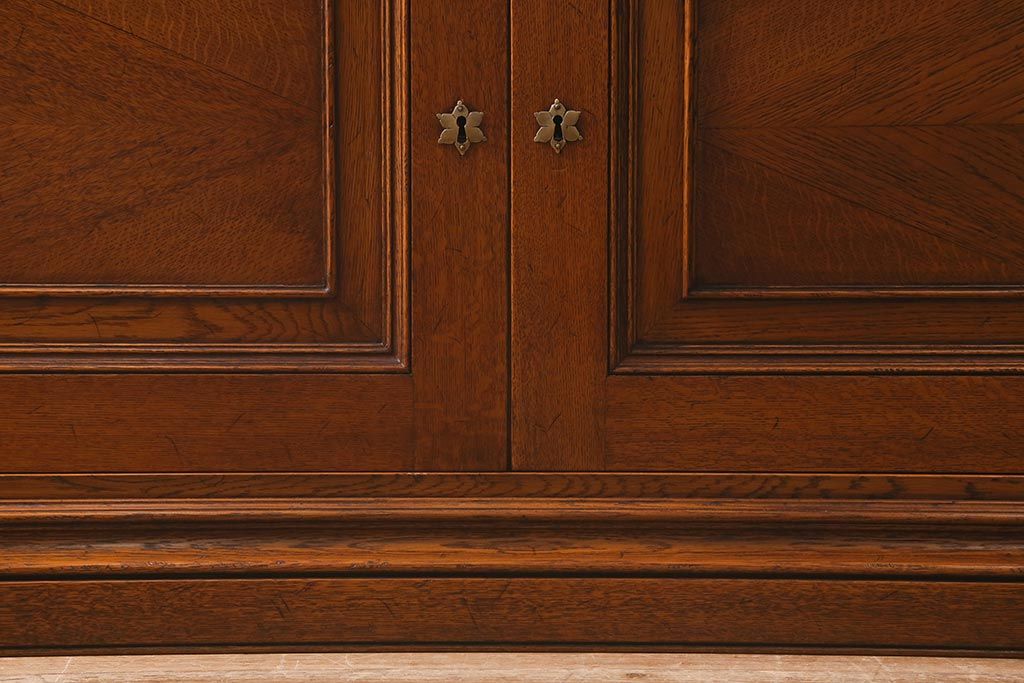 中古　オランダ　CHARM CLASSIC(チャームクラシック)　ナラ材　アンティークテイストなキャビネット(食器棚、飾り棚、収納棚)(定価約120万円)(R-043125)