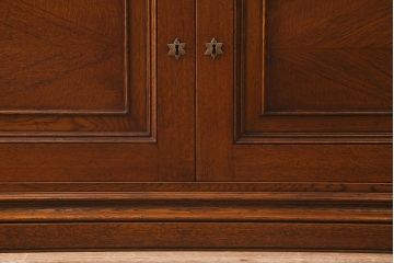 中古　オランダ　CHARM CLASSIC(チャームクラシック)　ナラ材　アンティークテイストなキャビネット(食器棚、飾り棚、収納棚)(定価約120万円)(R-043125)