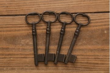 中古　オランダ　CHARM CLASSIC(チャームクラシック)　ナラ材　アンティークテイストなキャビネット(食器棚、飾り棚、収納棚)(定価約120万円)(R-043125)