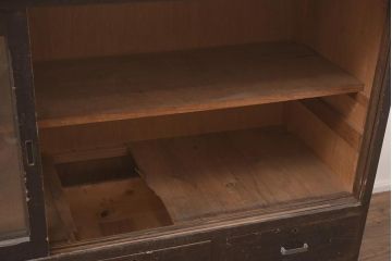 アンティーク家具　和製　昭和中期　レトロな雰囲気漂う戸棚(収納棚、キャビネット)(R-043129)