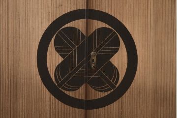 和製アンティーク　昭和中期　総桐材　和モダンな佇まいが魅力の布団箪笥(収納箪笥、和箪笥、ワードローブ、桐箪笥、桐たんす)(R-043132)