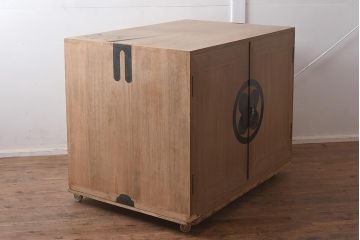 和製アンティーク　昭和中期　総桐材　和モダンな佇まいが魅力の布団箪笥(収納箪笥、和箪笥、ワードローブ、桐箪笥、桐たんす)(R-043133)