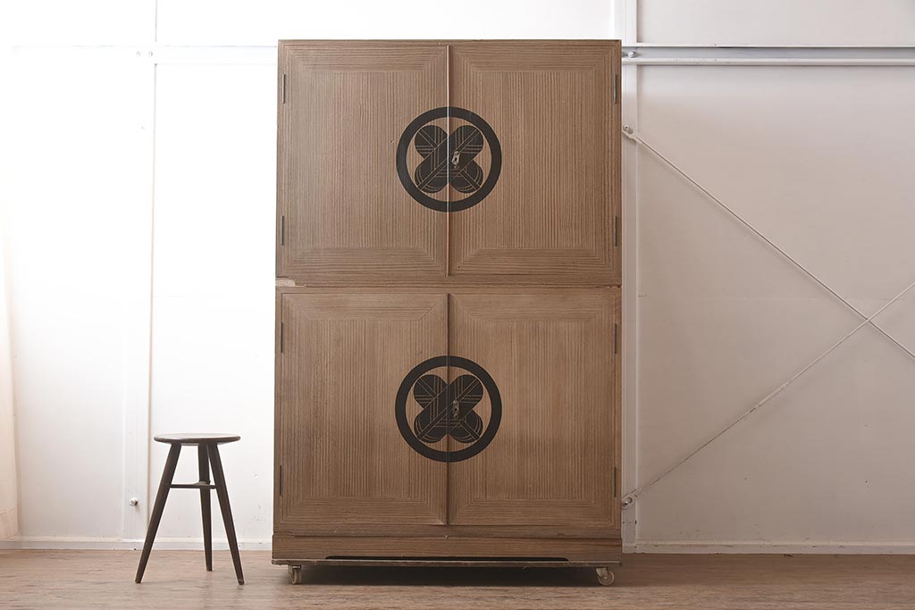 和製アンティーク　昭和中期　総桐材　和モダンな佇まいが魅力の布団箪笥(収納箪笥、和箪笥、ワードローブ、桐箪笥、桐たんす)(R-043133)