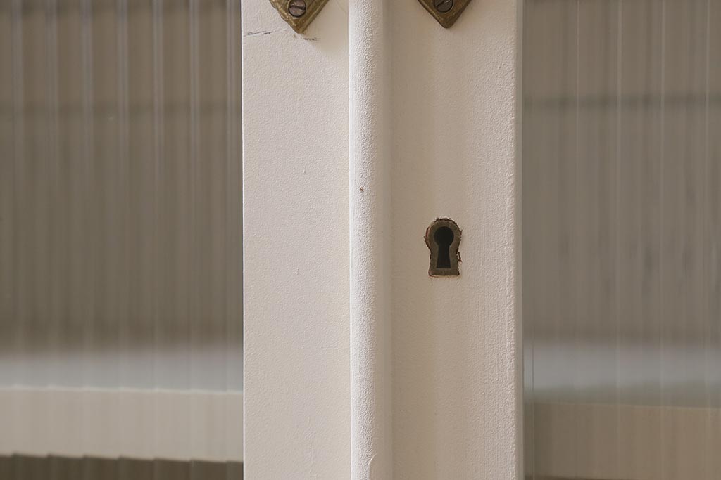 ペイント家具　モールガラス　レトロな佇まいのキャビネット(収納棚、戸棚、本箱)(R-043136)