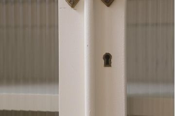 ペイント家具　モールガラス　レトロな佇まいのキャビネット(収納棚、戸棚、本箱)(R-043136)