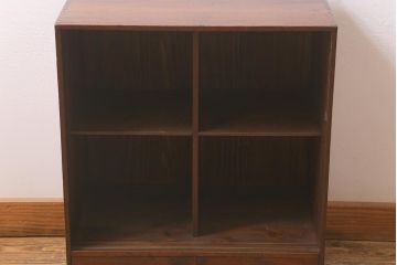 アンティーク家具　当店オリジナルガラス　和の雰囲気漂う小振りな戸棚(本箱、ブックケース、キャビネット、収納棚)(R-043138)
