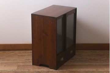 アンティーク家具　当店オリジナルガラス　和の雰囲気漂う小振りな戸棚(本箱、ブックケース、キャビネット、収納棚)(R-043138)