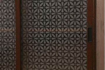 アンティーク家具　当店オリジナルガラス　和の雰囲気漂う小振りな戸棚(本箱、ブックケース、キャビネット、収納棚)(R-043138)